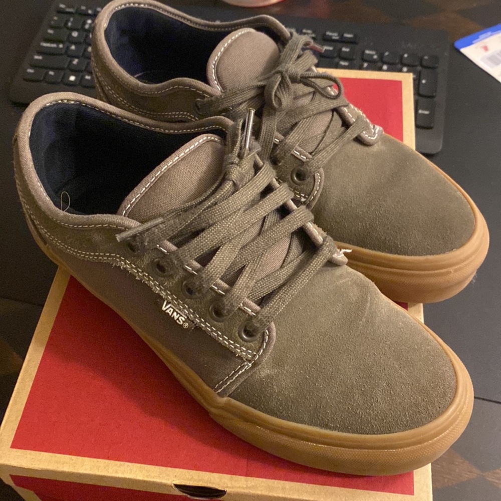 ✨DONATED✨ Vans Chukka Low Shoes - Picture 1 of 9